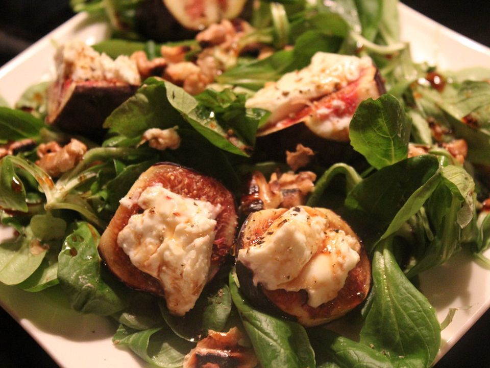 Salat Mit Ziegenkase Feigen Und Honig Walnuss Vinaigrette Von Sessm Chefkoch