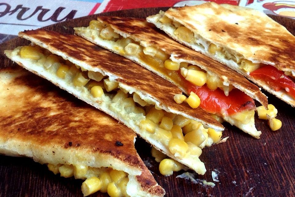 Vegane Quesadilla mit Mais und Paprika