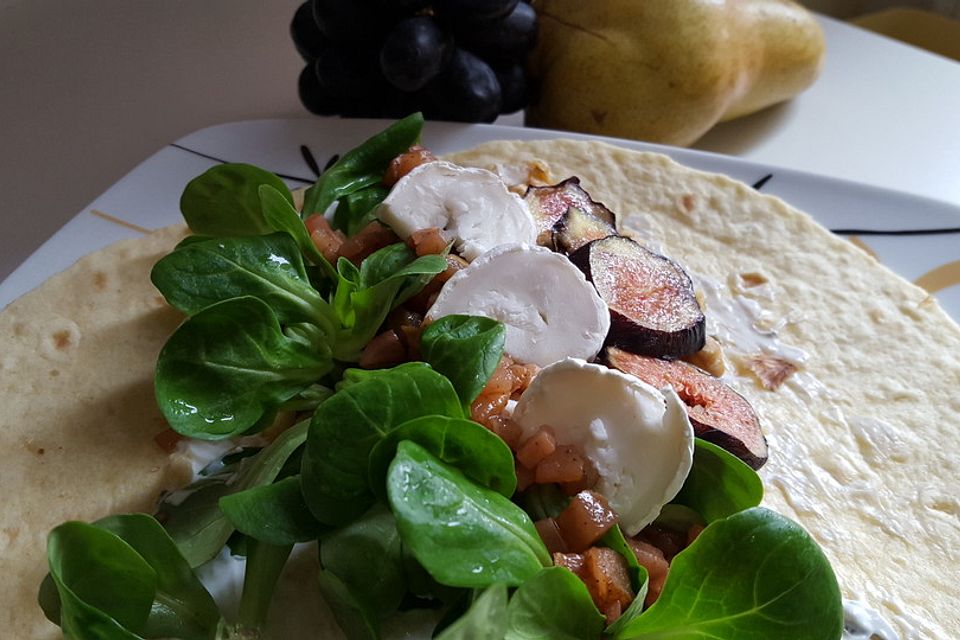 Ziegenkäse-Wrap mit Birnenchutney, Feigen und Walnüssen