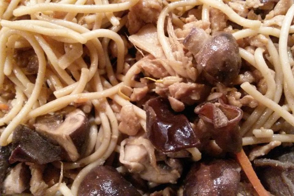 Nudeln mit Sojahack und Shiitake-Pilzen aus dem Wok