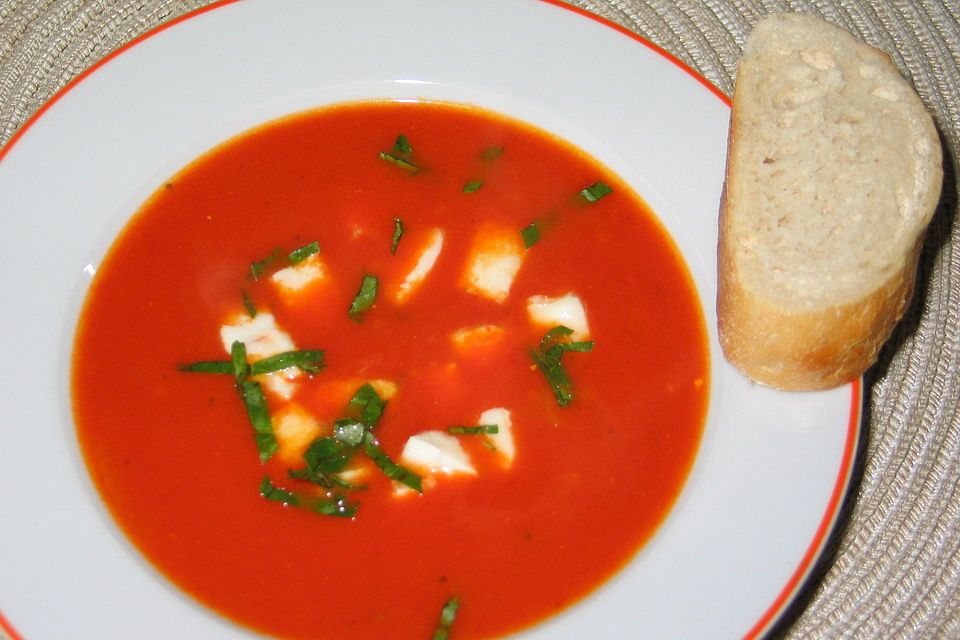 Tomatensuppe mit Mozzarella