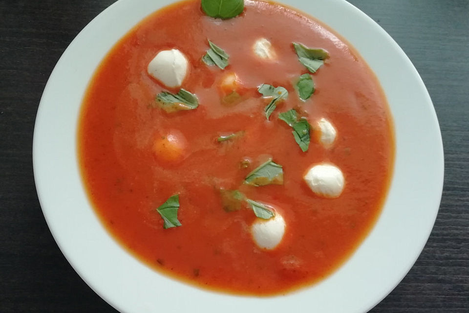 Tomatensuppe mit Mozzarella