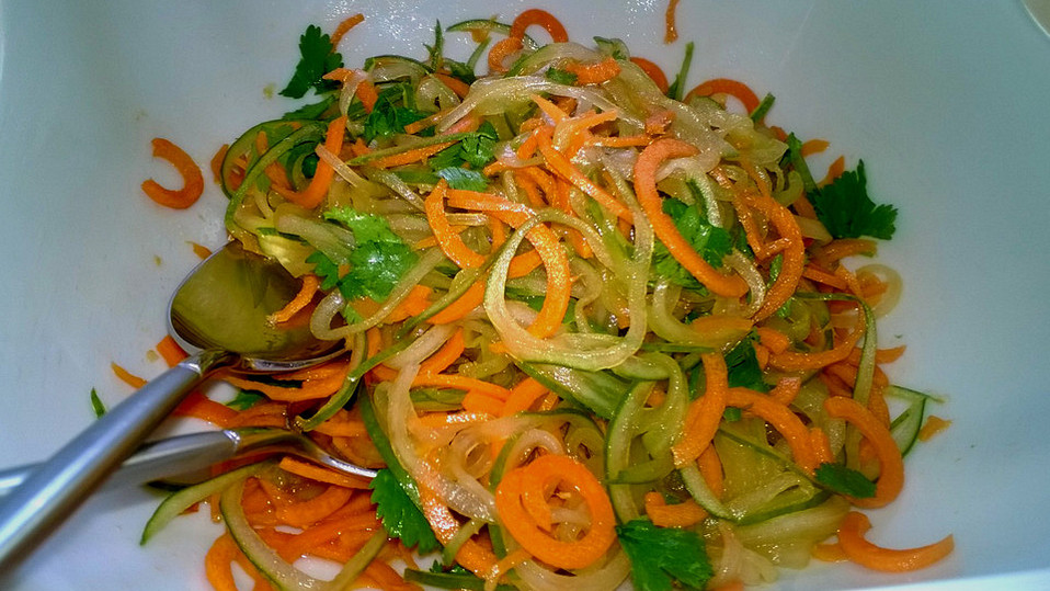 Gurken-Möhren-Salat mit würzig-scharfem asiatischem Dressing von ars ...