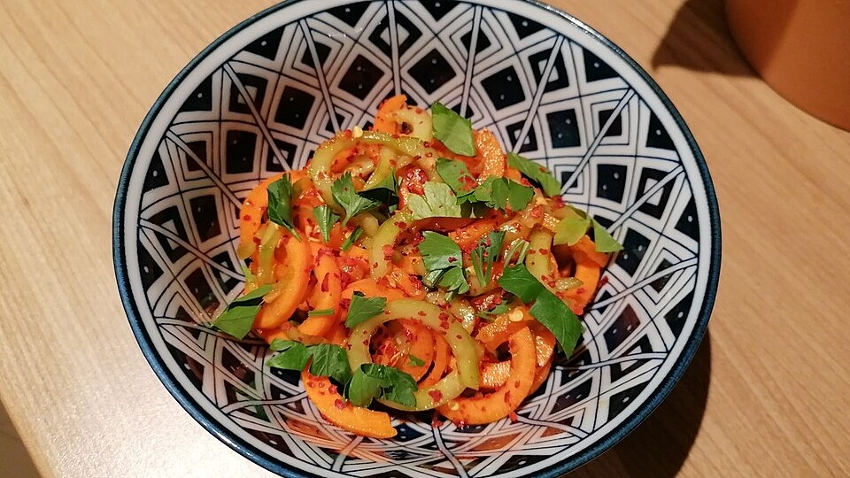 Gurken-Möhren-Salat mit würzig-scharfem asiatischem Dressing von ars ...