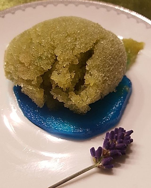 Matcha-Kokos-Sorbet an blau-beschwipster Birne