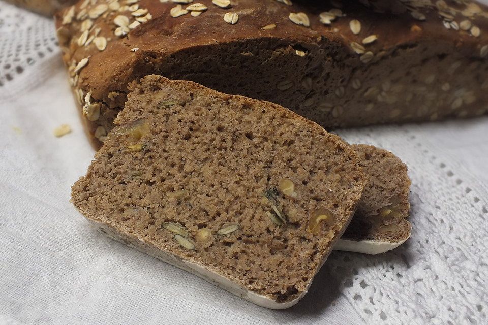 Emmer-Dinkel-Sauerteig-Vollkornbrot mit gerösteten Walnüssen