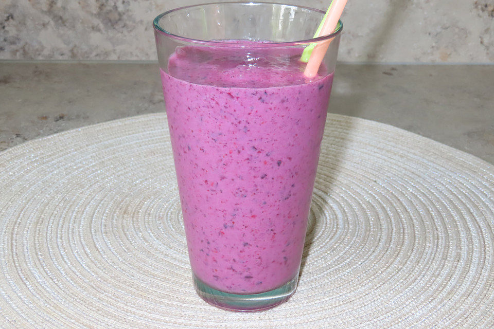 Bananen-Himbeeren-Heidelbeeren-Smoothie