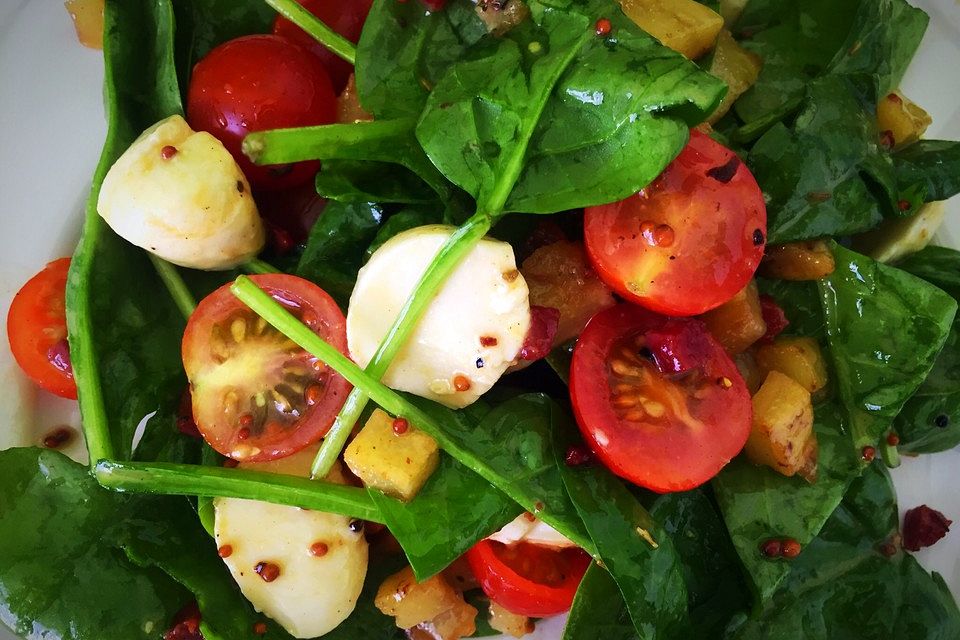 Spinatsalat mit Speck und Kartoffelcroutons