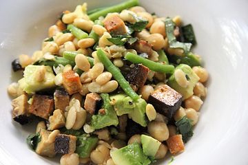 Kichererbsen-Räuchertofu-Salat mit Sojabohnen, grünen Bohnen und Avocado