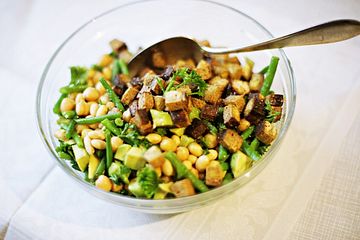 Kichererbsen Rauchertofu Salat Mit Sojabohnen Grunen Bohnen Und Avocado Von Wiktorija Chefkoch