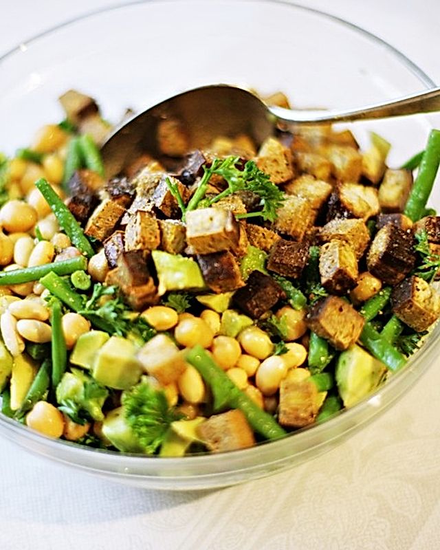 Kichererbsen-Räuchertofu-Salat mit Sojabohnen, grünen Bohnen und Avocado