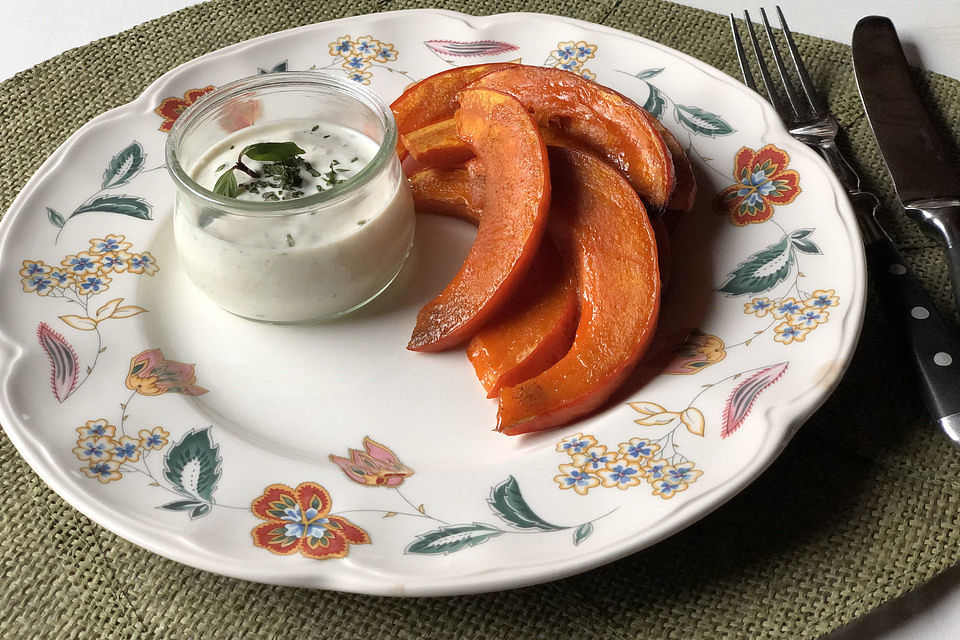 Marinierter Ofenkürbis mit Limetten-Honig-Chili-Glasur und Minz-Dip