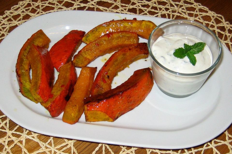 Marinierter Ofenkürbis mit Limetten-Honig-Chili-Glasur und Minz-Dip