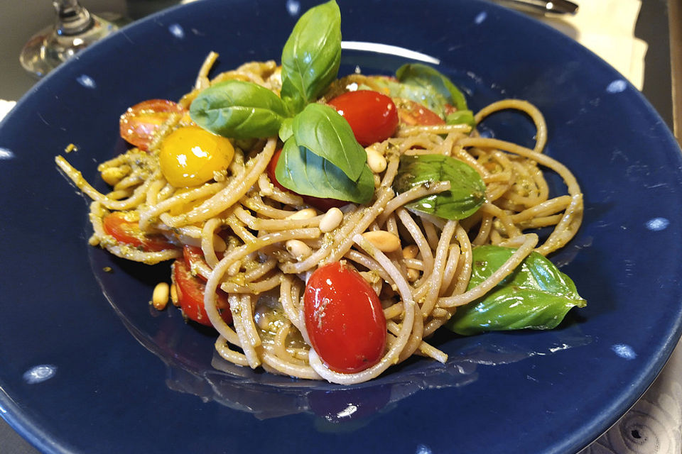 Dinkelnudeln an grünem Pesto mit gerösteten Pinienkernen