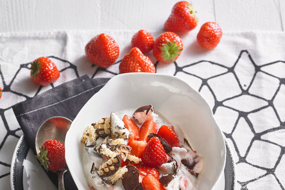 Erdbeer-Quark-Dessert mit Schokoküssen