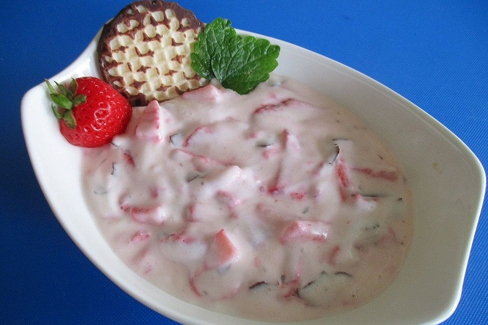 Erdbeer-Quark-Dessert mit Schokoküssen