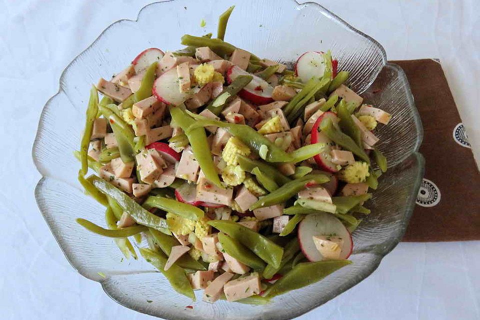 Wurstsalat mit grünen Bohnen, Radieschen und Maiskölbchen