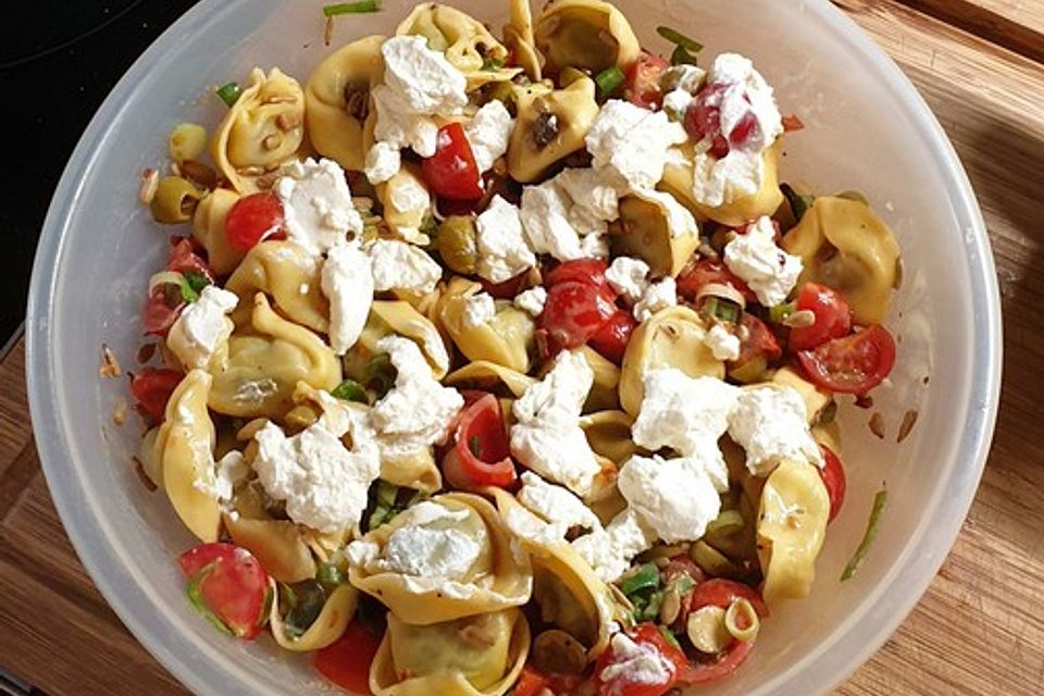 Sommerlicher Tortellini-Salat mit Ricotta