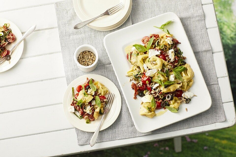 Sommerlicher Tortellini-Salat mit Ricotta