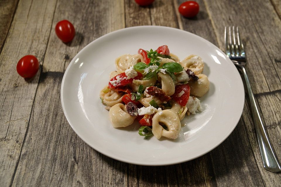 Sommerlicher Tortellini-Salat mit Ricotta