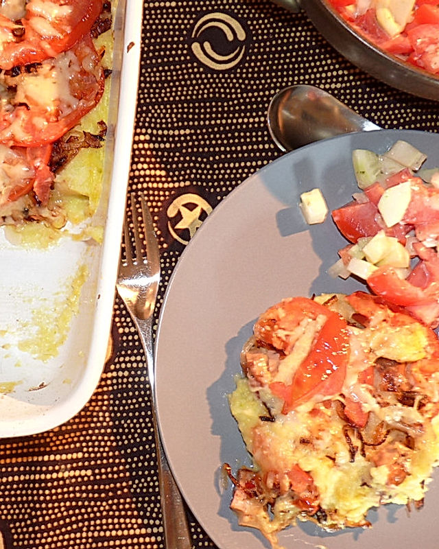 Überbackenes Kartoffel-Zucchinipüree mit Fleischkäse und Tomaten