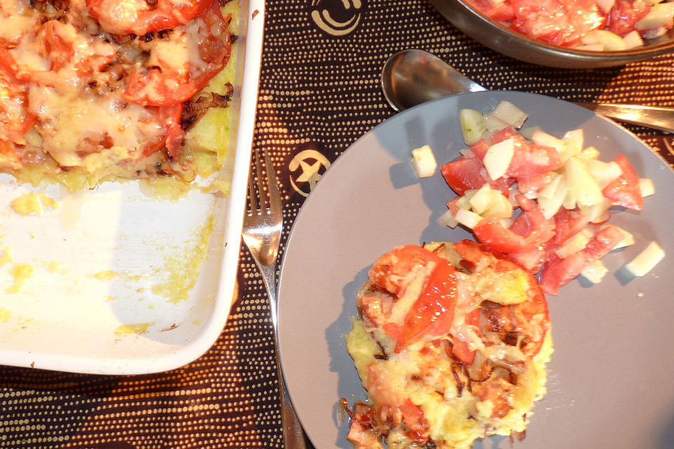 Überbackenes Kartoffel-Zucchinipüree mit Fleischkäse und Tomaten