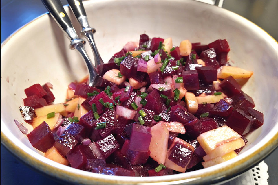 Rote Bete-Salat mit Honig-Apfel-Dressing