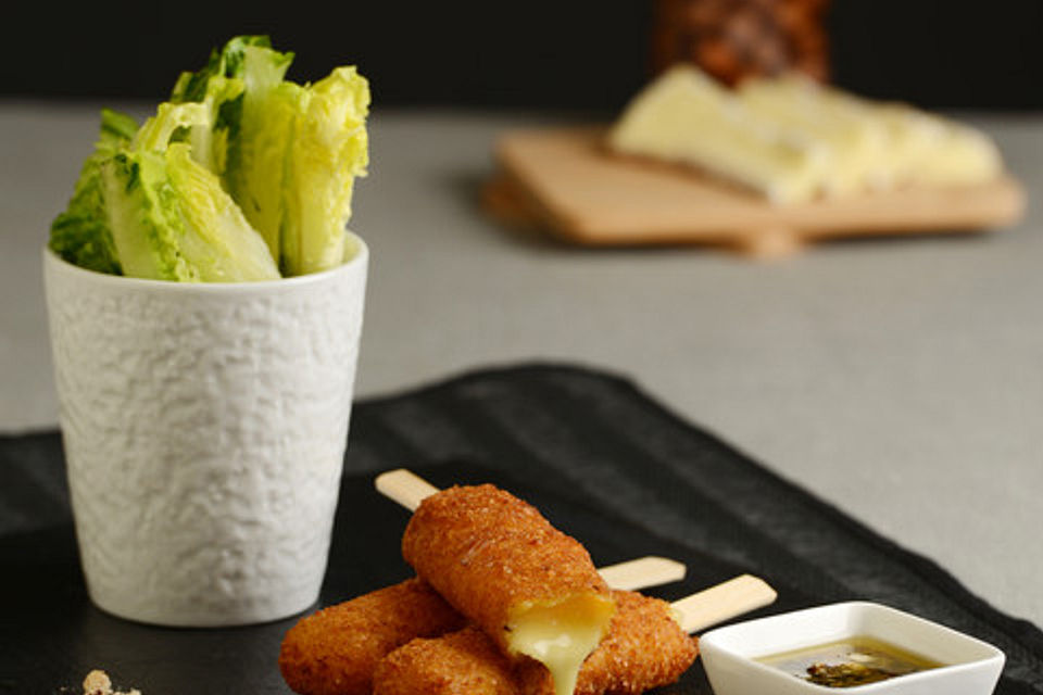 Kroketten mit Brie und Kartoffelflocken, gewürzt mit Garrigue-Honig