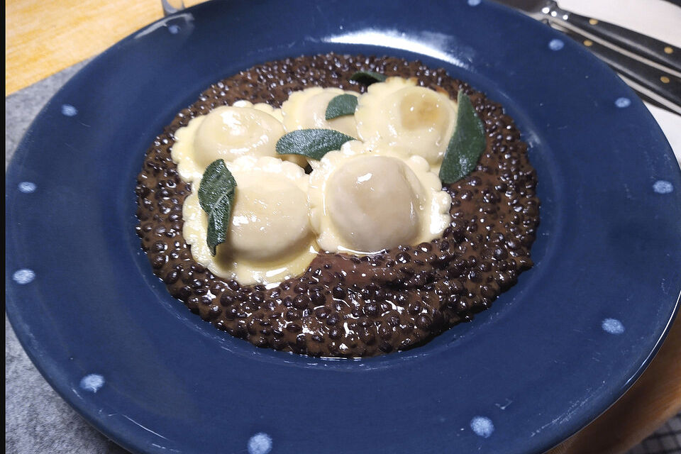 Rahmlinsen mit Ravioli in Salbeibuttter