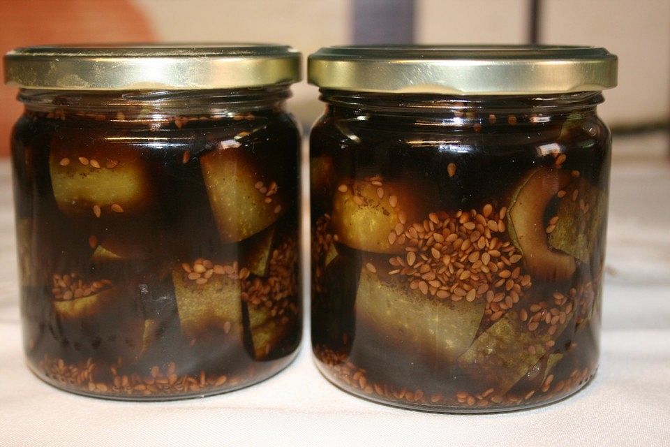 Eingelegte Balsamico-Gurken mit geröstetem Sesam