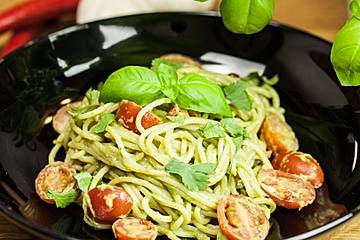 Spaghetti mit Avocado-Pesto