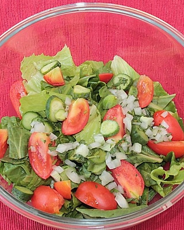 Zichorie-Salat mit Gurken und Tomaten in Estragon-Dressing
