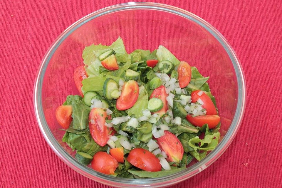 Zichorie-Salat mit Gurken und Tomaten in Estragon-Dressing