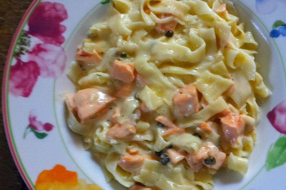 Selbst gemachte Bandnudeln mit Lachs-Käse-Soße und grünem Pfeffer