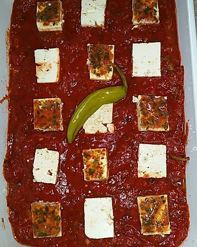 Überbackenes Schweinefilet in Tomaten-Basilikum Soße mit pikanten Peperoni