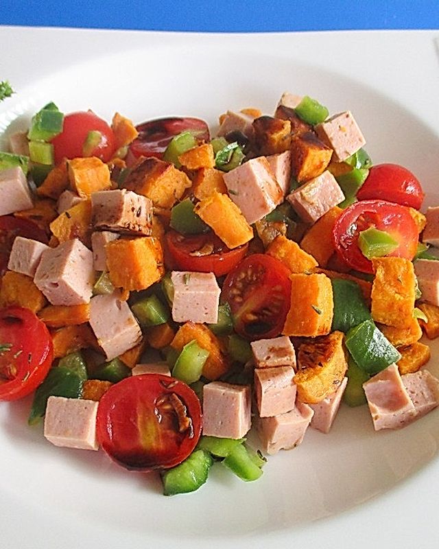 Süßkartoffel-Tomaten-Paprika-Salat mit Geflügelleberkäse