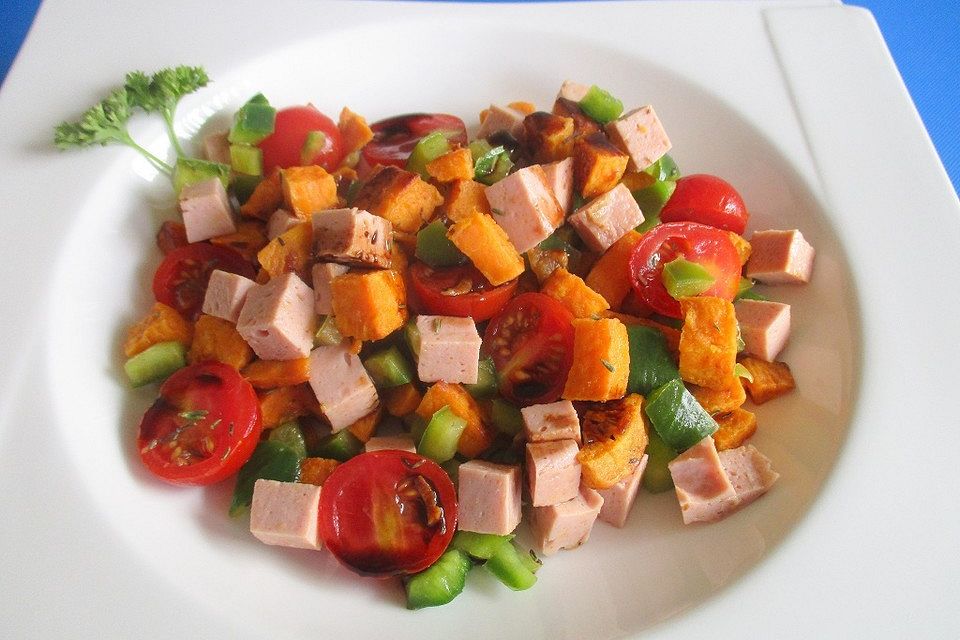 Süßkartoffel-Tomaten-Paprika-Salat mit Geflügelleberkäse