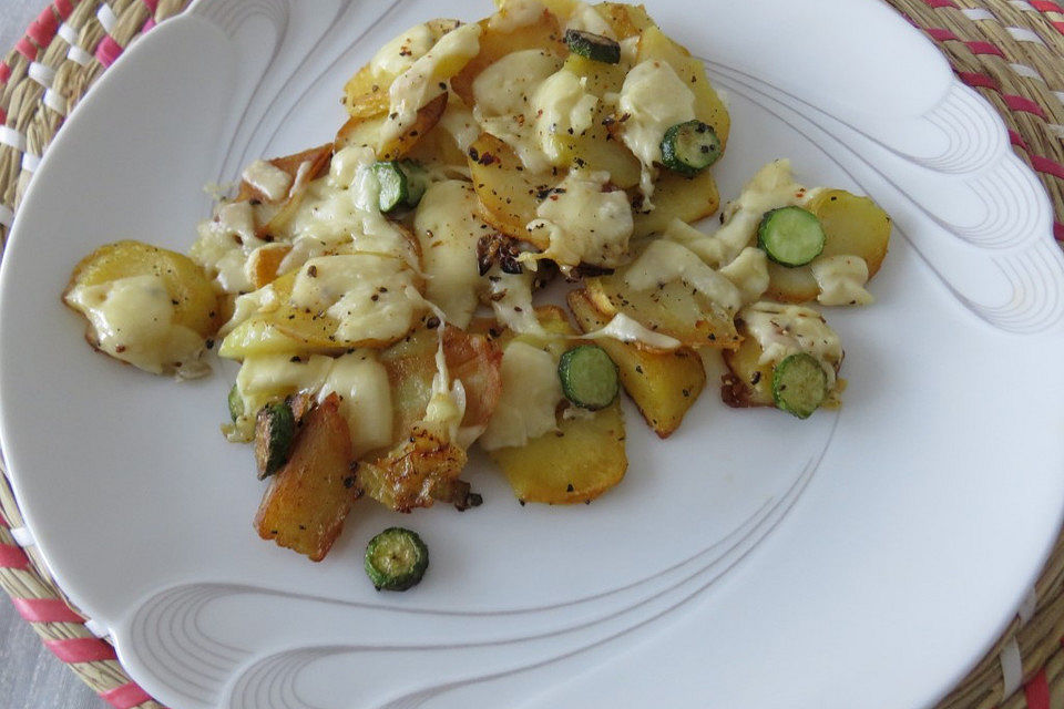 Bratkartoffeln mit Käse und Zucchini