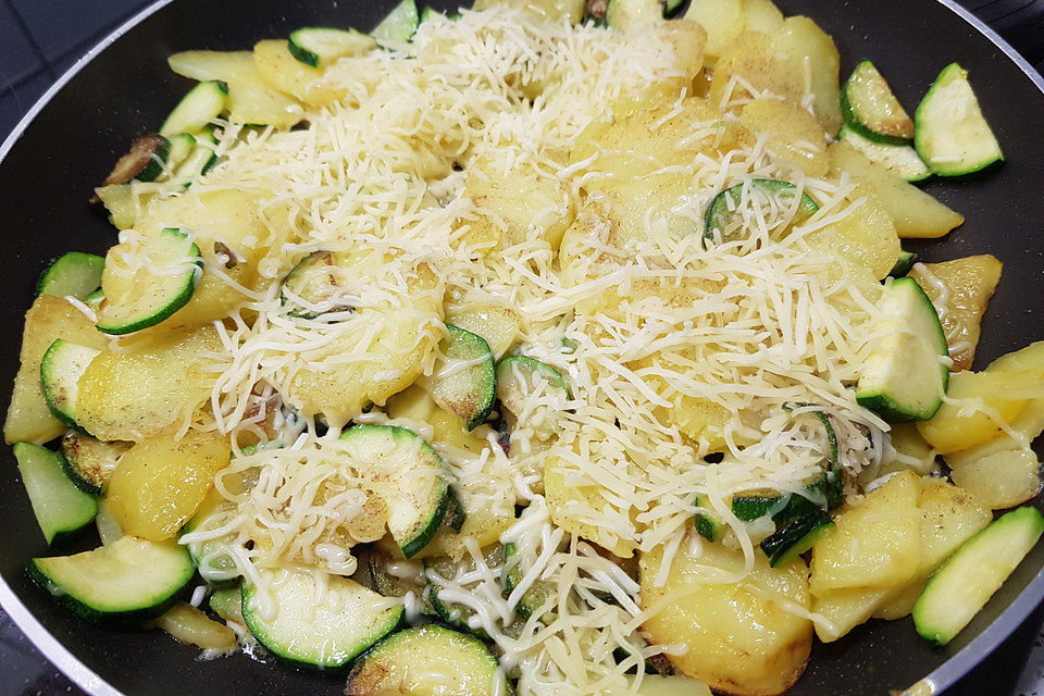 Bratkartoffeln mit Käse und Zucchini