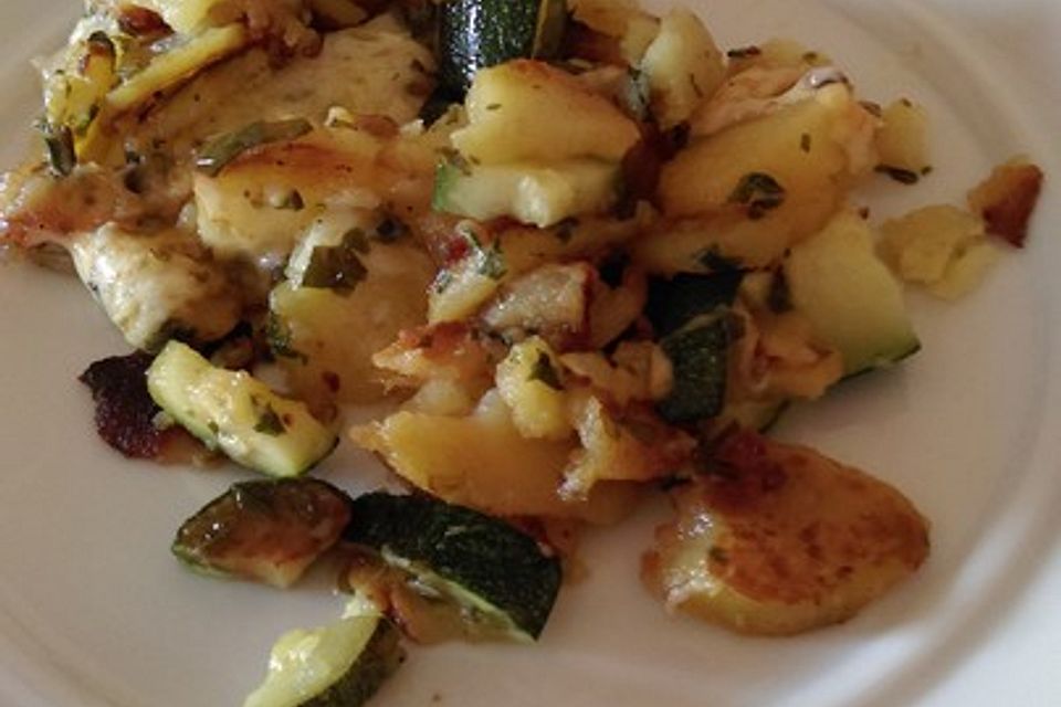 Bratkartoffeln mit Käse und Zucchini