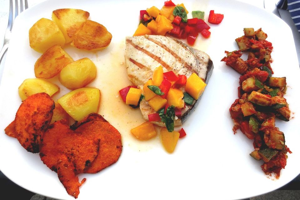 Schwertfisch mit Mangosalsa und Süßkartoffelchips