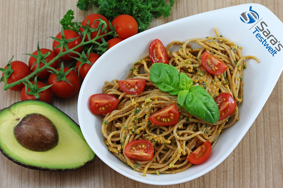 Dinkel-Spaghetti mit Avocado-Pesto