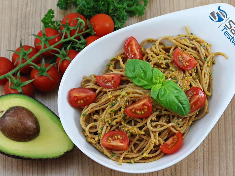Dinkel-Spaghetti mit Avocado-Pesto von saras-testwelt| Chefkoch
