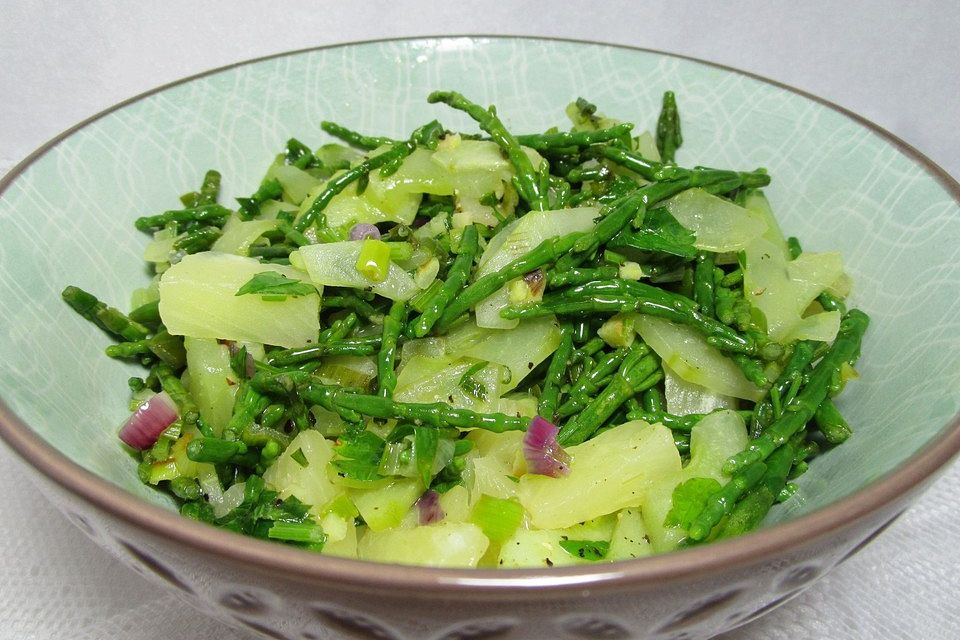 Nordsee-Queller als lauwarmer und fruchtiger Salat mit Ananas und Gurke