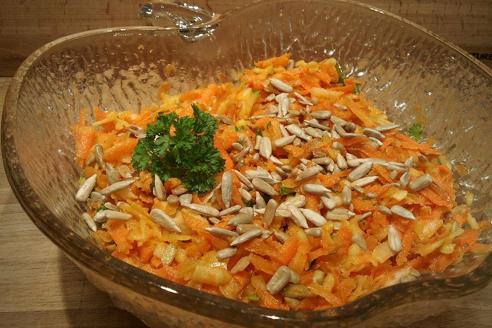 Möhren-Apfel-Salat mit gerösteten Sonnenblumenkernen