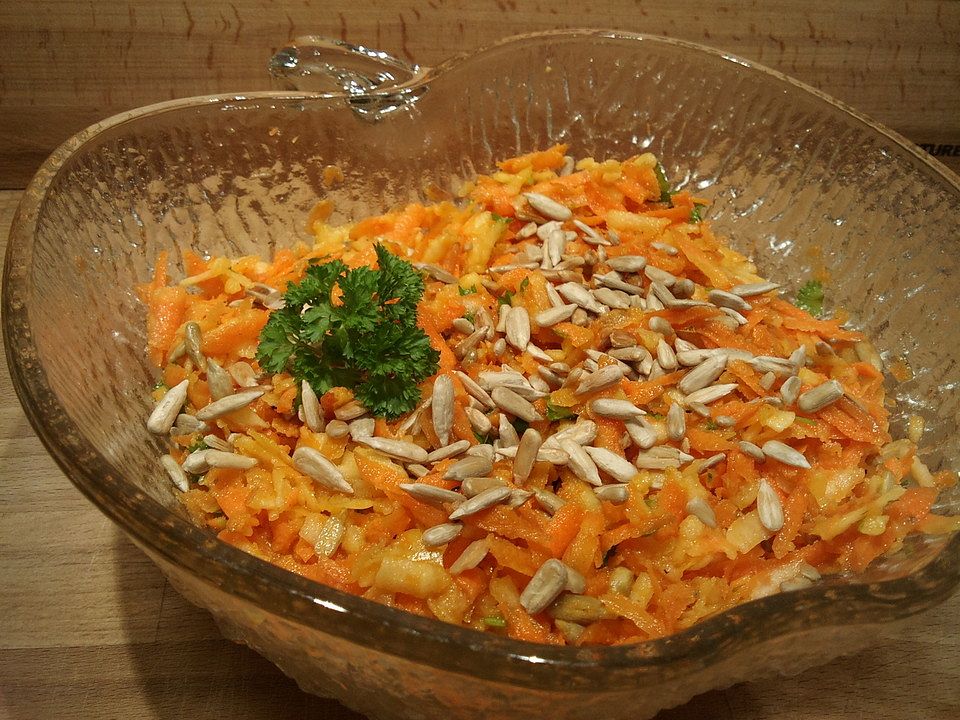 Möhren-Apfel-Salat mit gerösteten Sonnenblumenkernen von Funnyreloaded ...