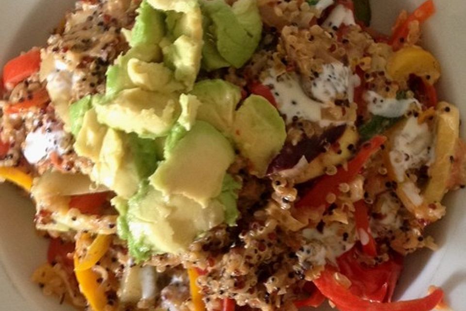 Quinoa-Gemüse-Pfanne mit Feige und Avocado