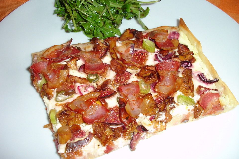 Flammkuchen mit Pilzen und Feigen