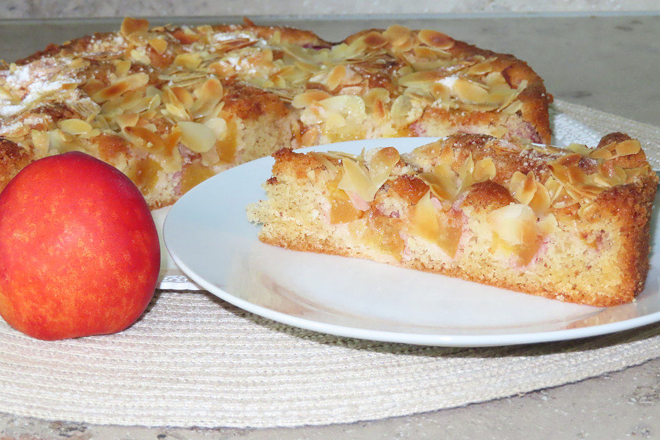 Nektarinenkuchen mit Mandeln