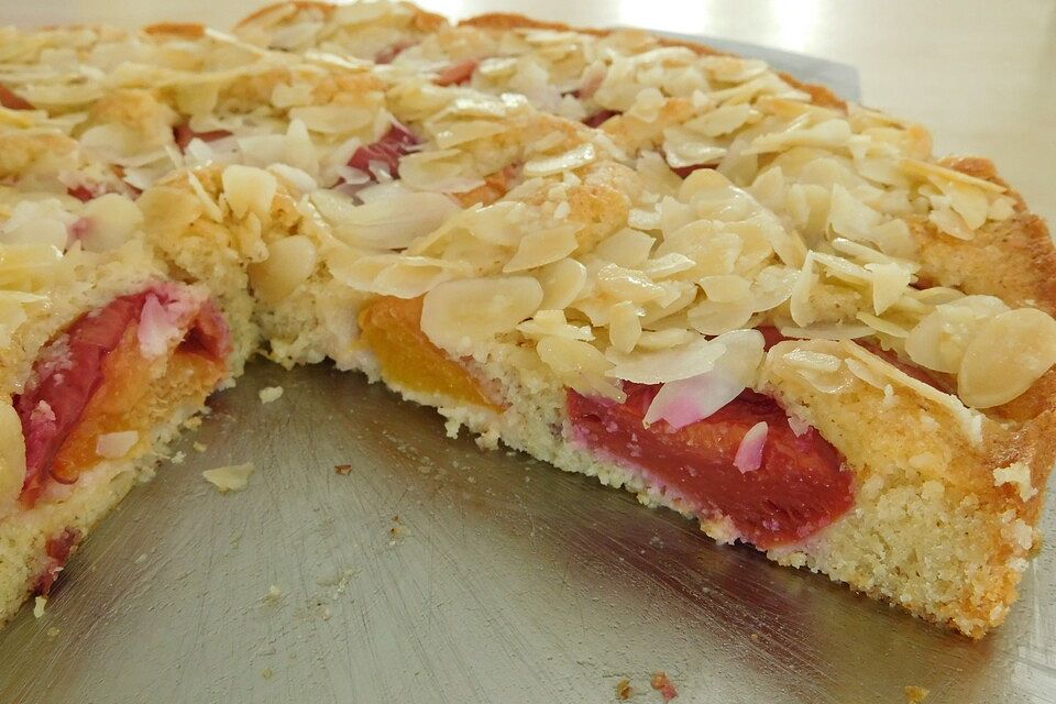 Nektarinenkuchen mit Mandeln